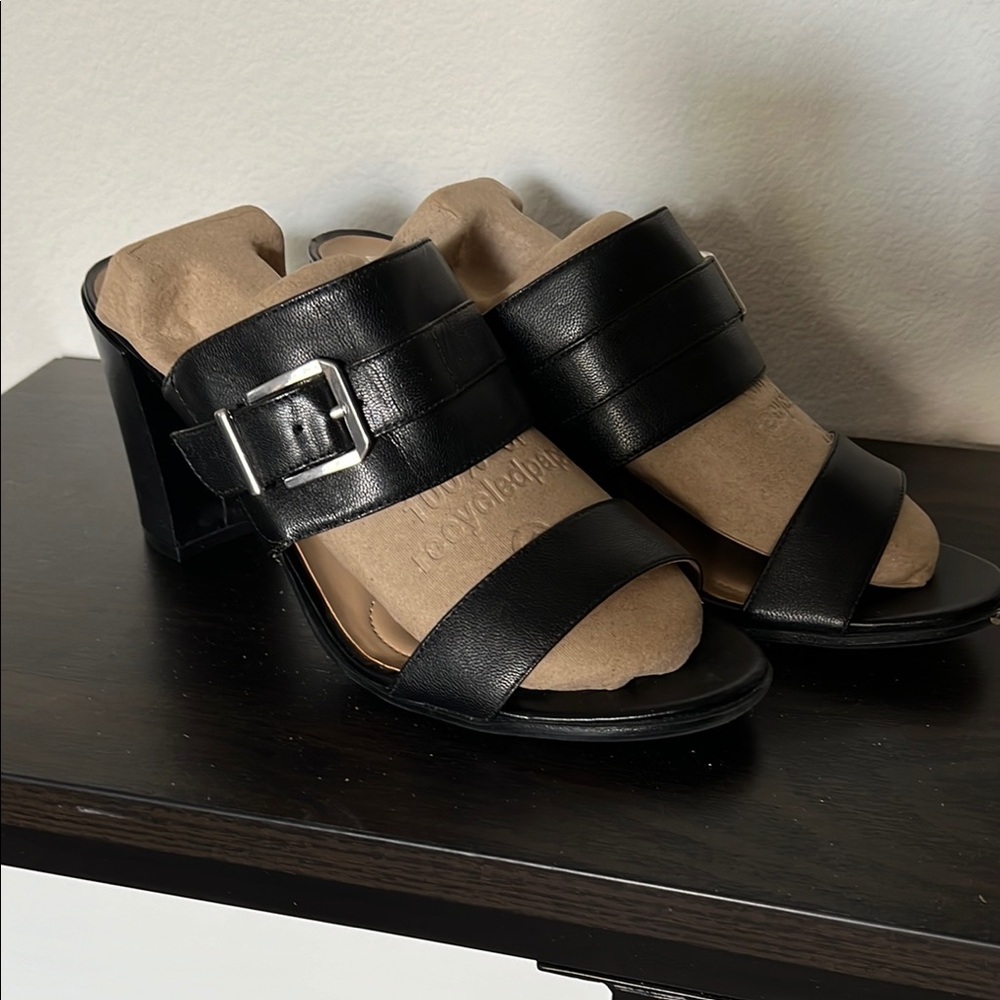 *30% OFF ANY 2 + ITEMS*  Naturalizer Black Leather Women's heeled sandals